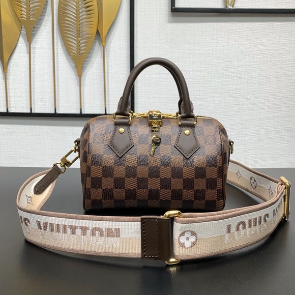 LOUIS VUITTON. Handbags - Louis Vuitton Speedy Bandoulière 20